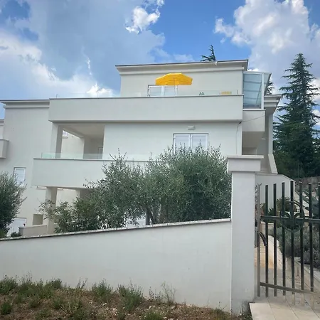 Lana Maris 2 - 200m From Beach, Terrace With Sea View, Wi-fi And Free Parking Appartement *