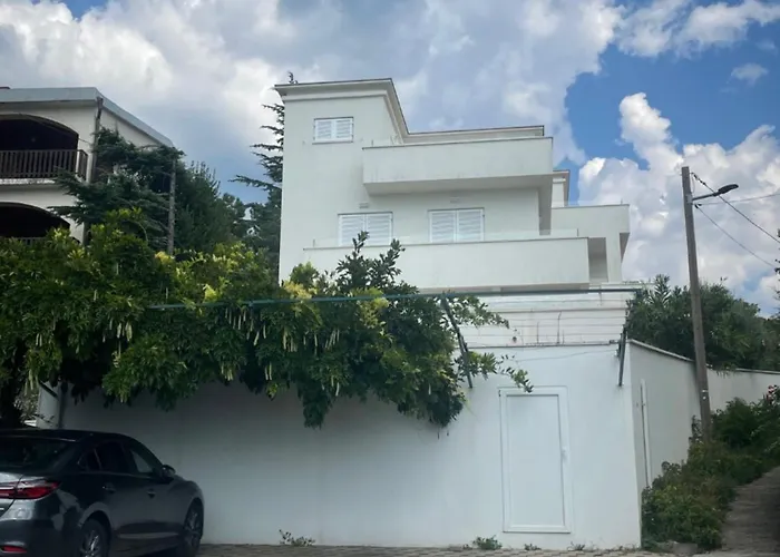 Apartment Lana Maris 2 - 200m From Beach, Terrace With Sea View, Wi-fi And Free Parking